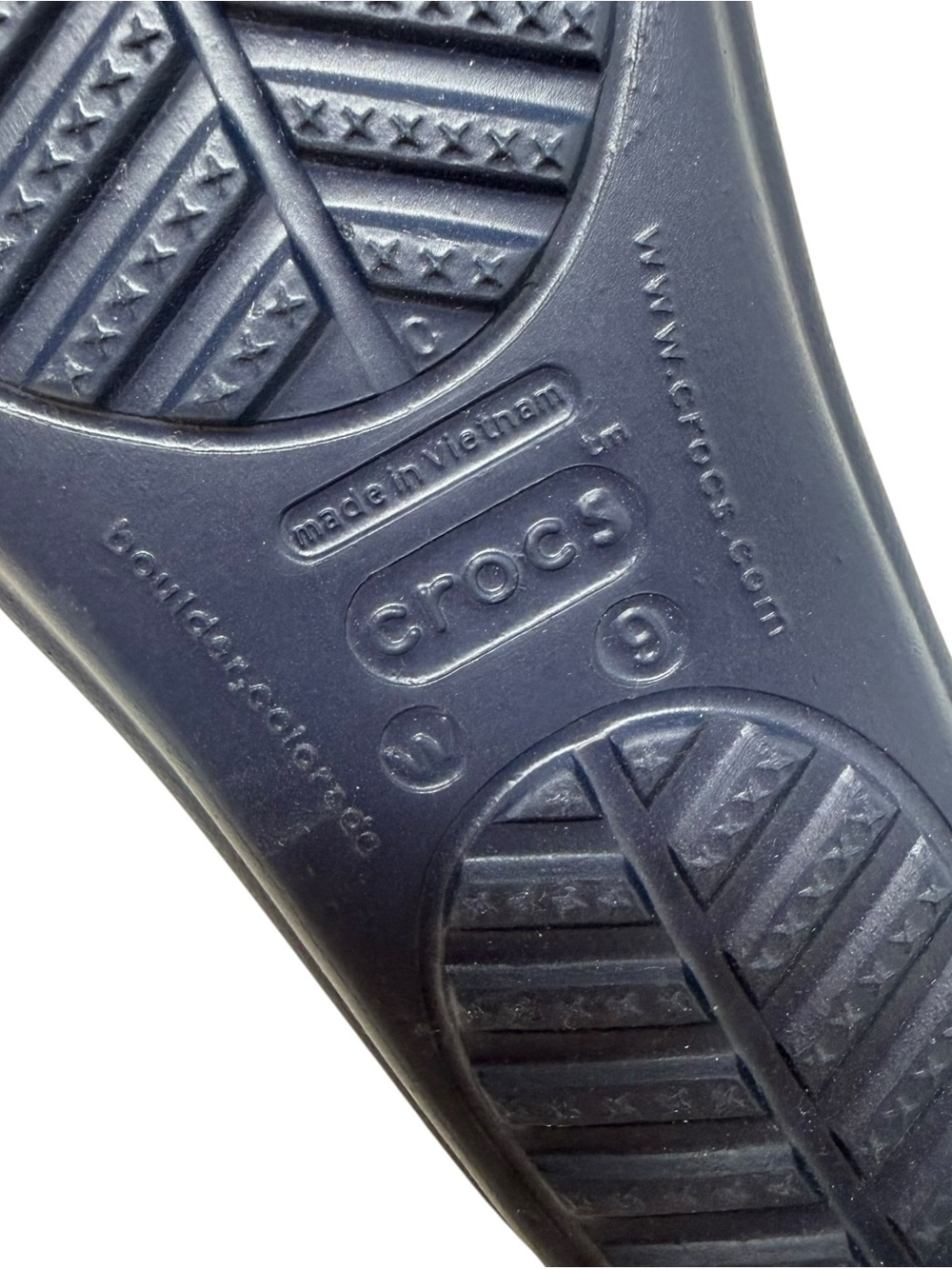 Crocs Sanrah Women’s Size 9 Navy slide sandals shoes Silver medallion - Picture 3 of 7